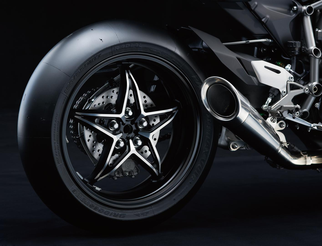 Täystitaaninen pakoputkisto